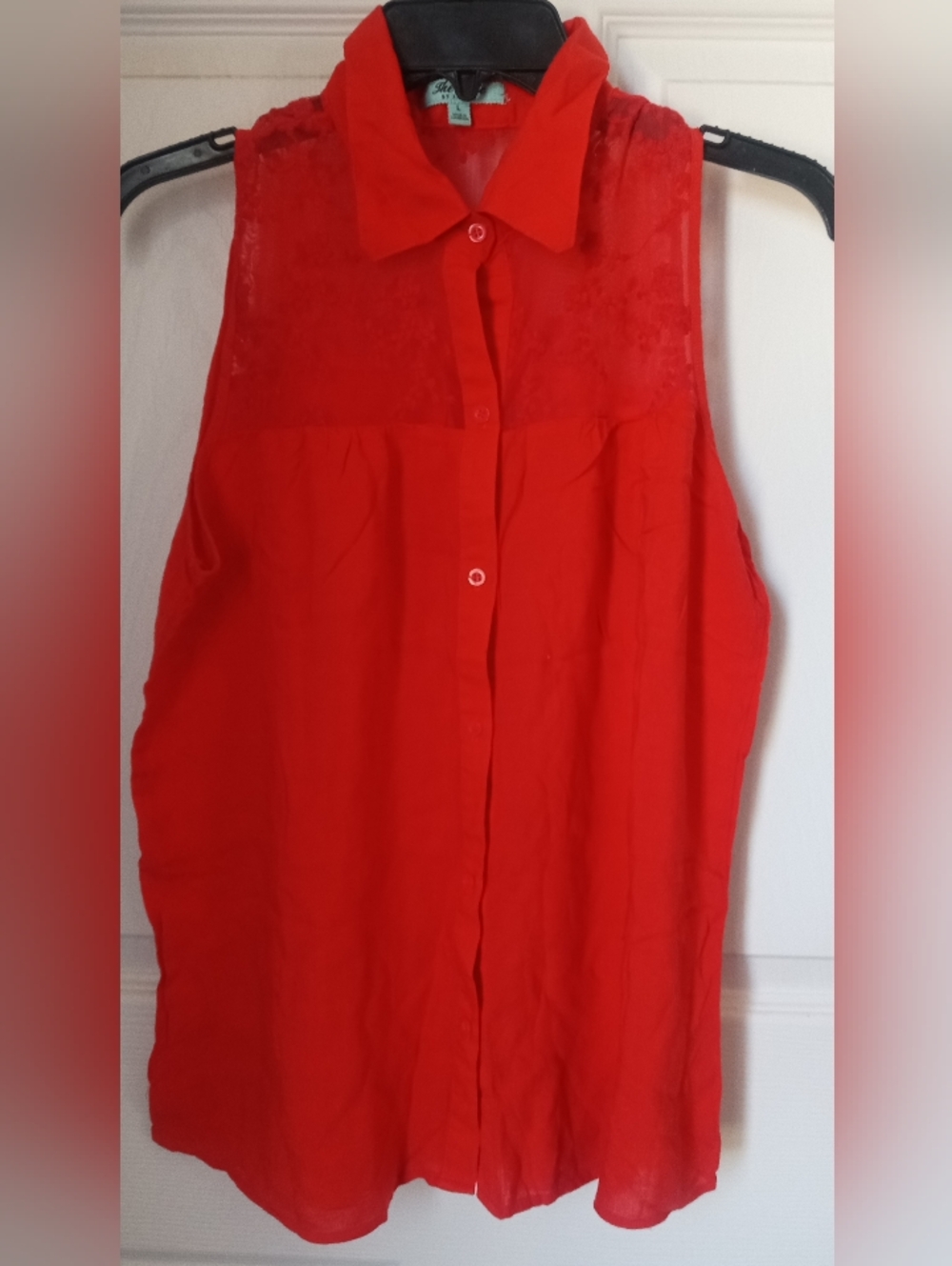Zenana Outfitters Red Sleeveless Button-Down Blouse